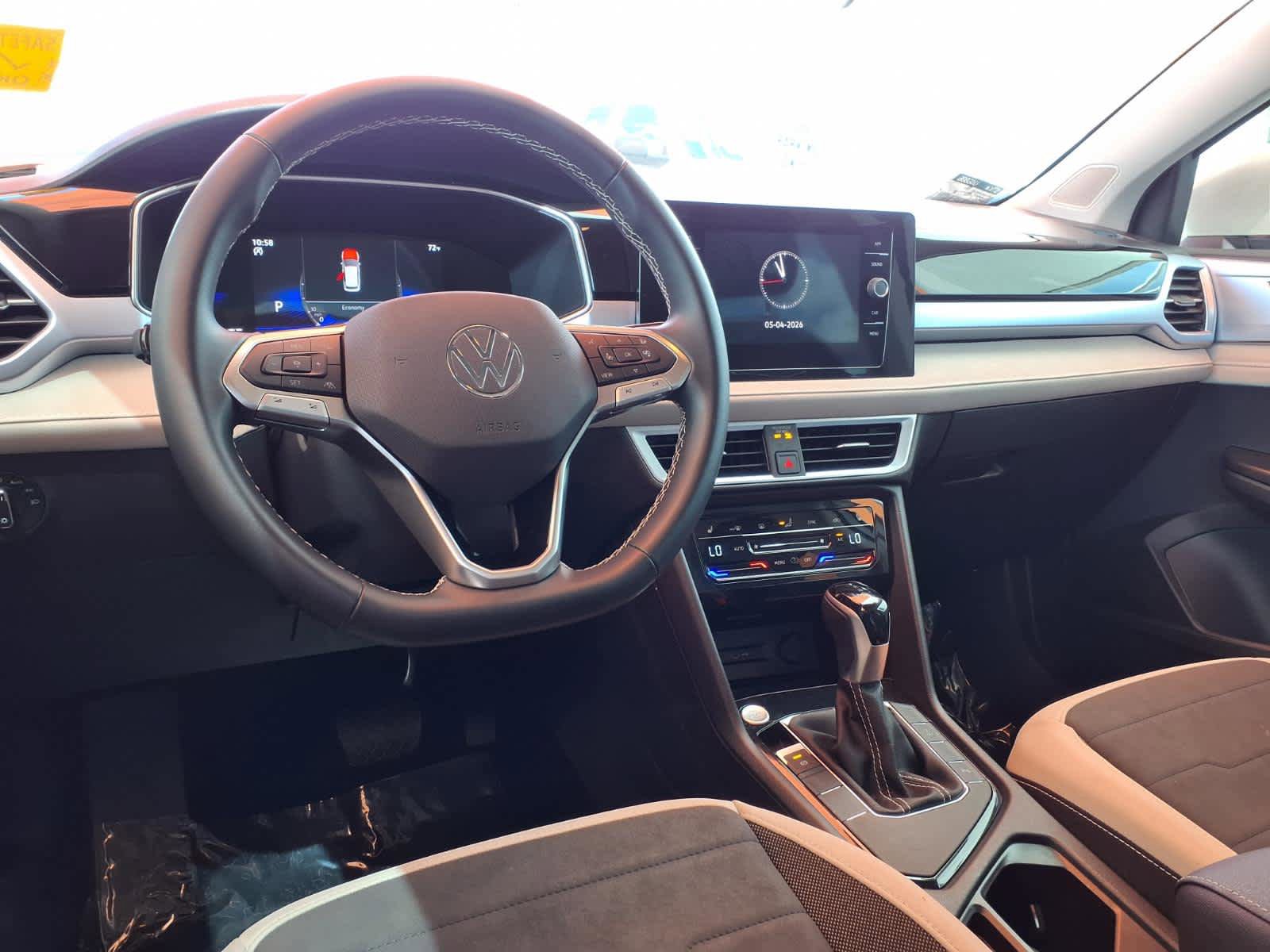 Used 2025 Volkswagen Taos SE FWD image 9