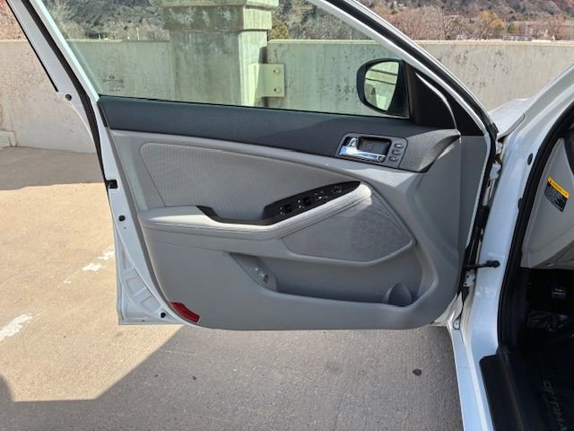 Used 2011 Kia Optima EX w/ Premium Pkg image 10
