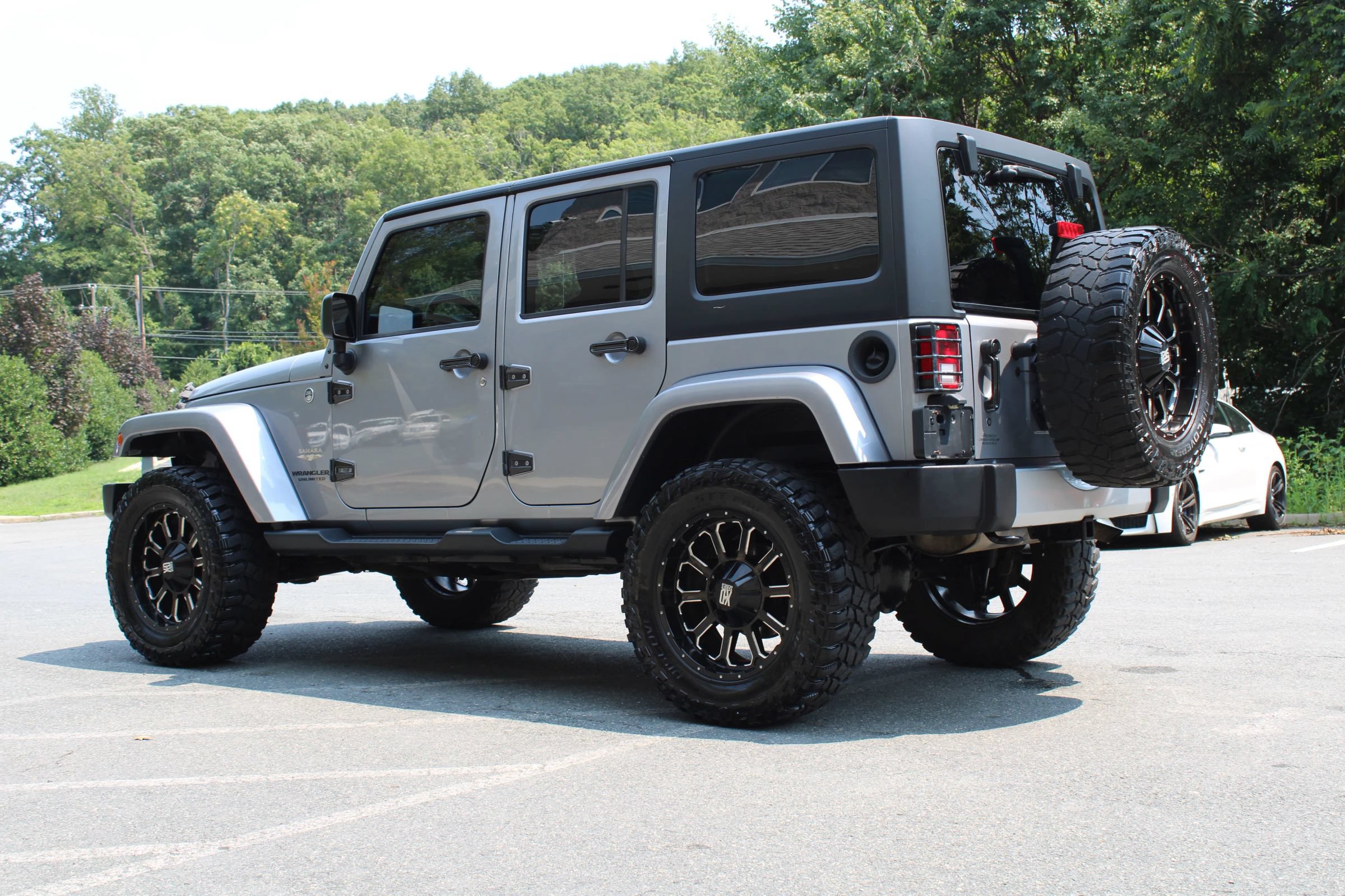 Used 2015 Jeep Wrangler Unlimited Sahara w/ Connectivity Group AWD/4WD image 4