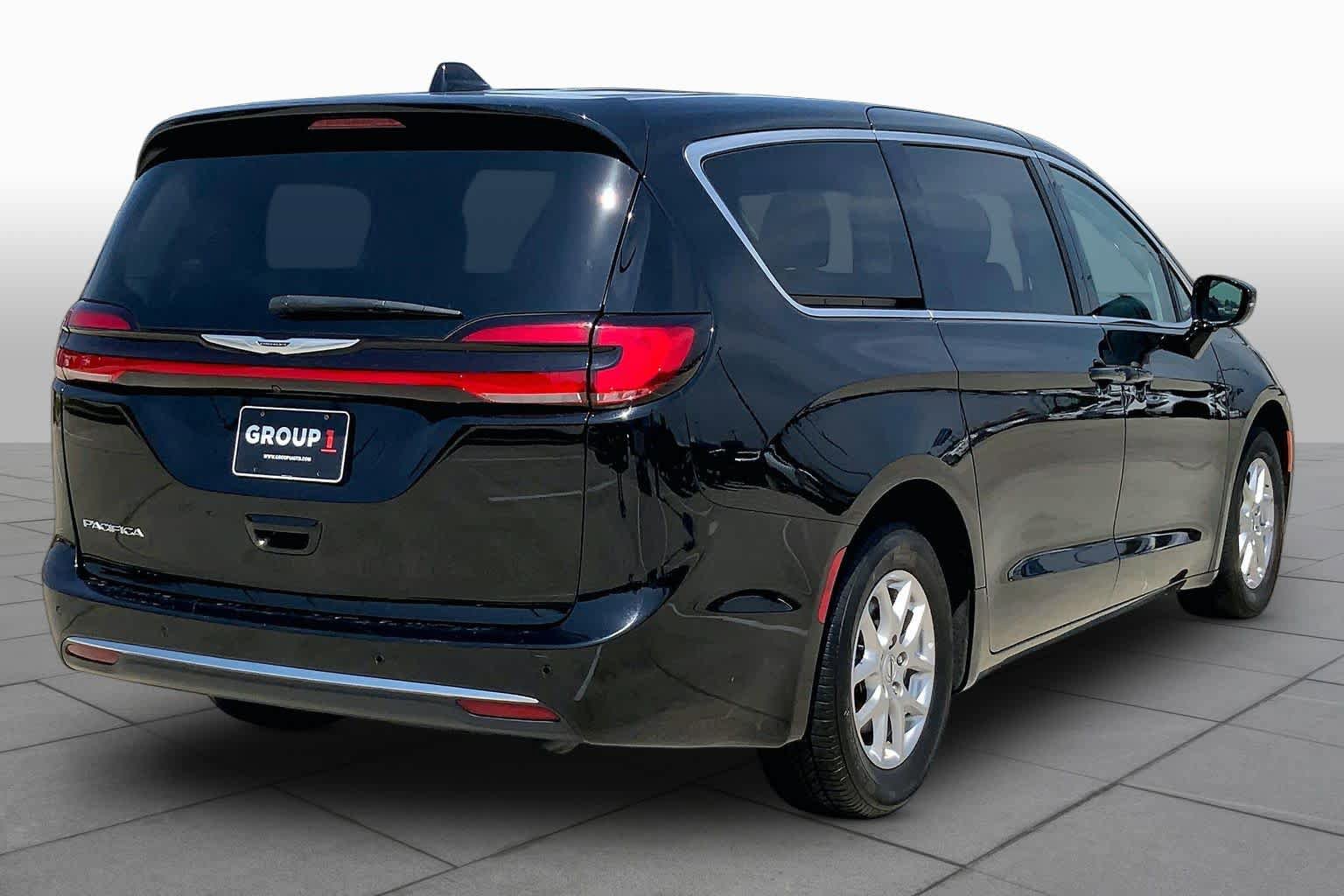 Used 2024 Chrysler Pacifica Touring-L FWD image 13