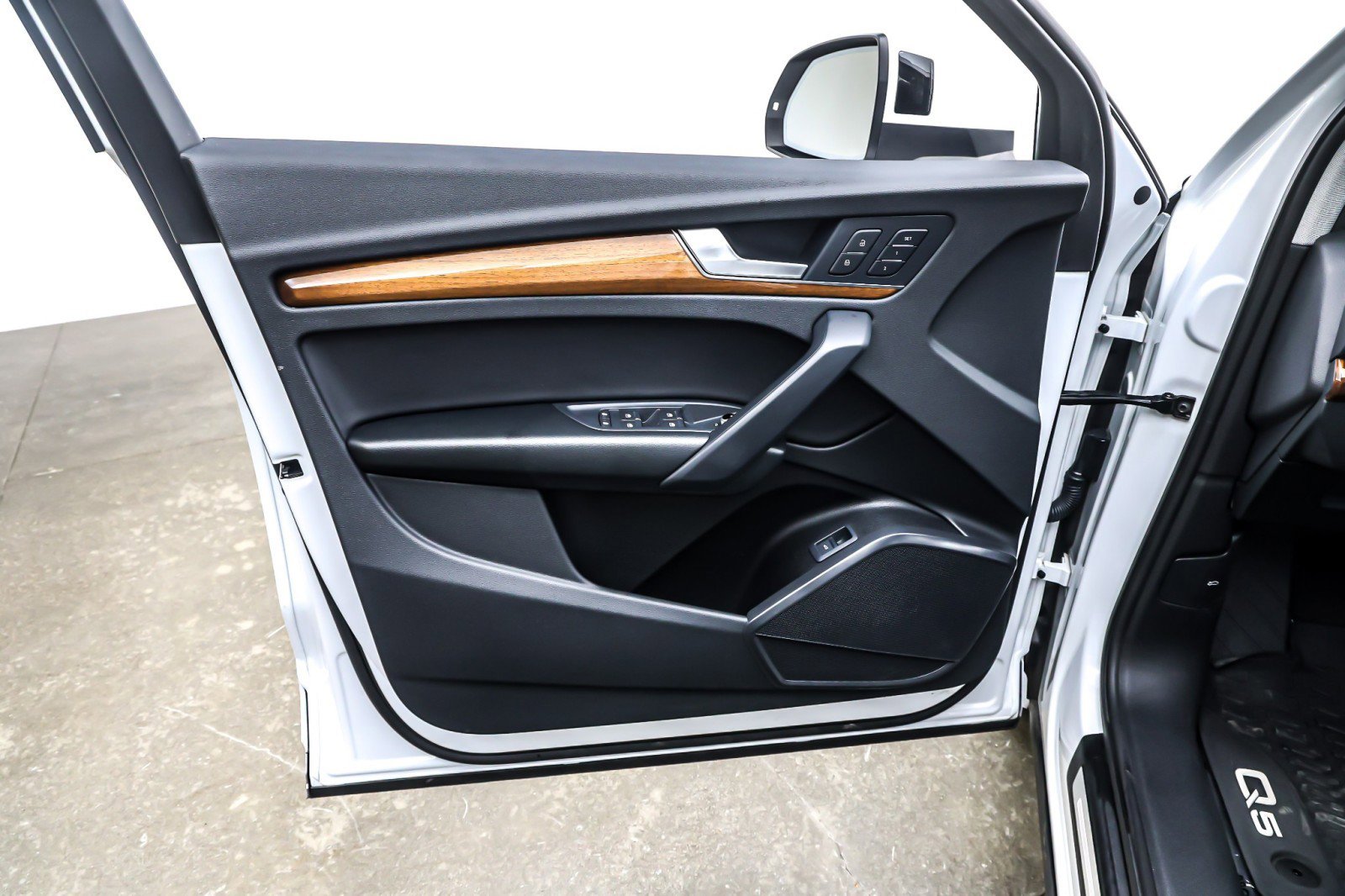 Used 2022 Audi Q5 2.0T Premium w/ Convenience Package image 21