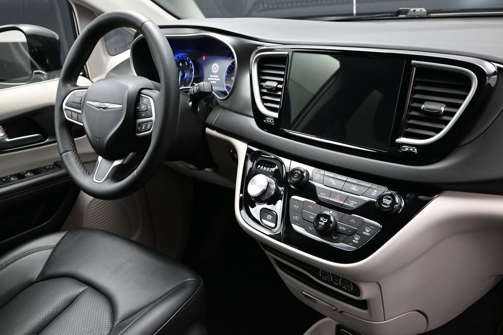 Used 2024 Chrysler Pacifica Touring-L FWD image 12