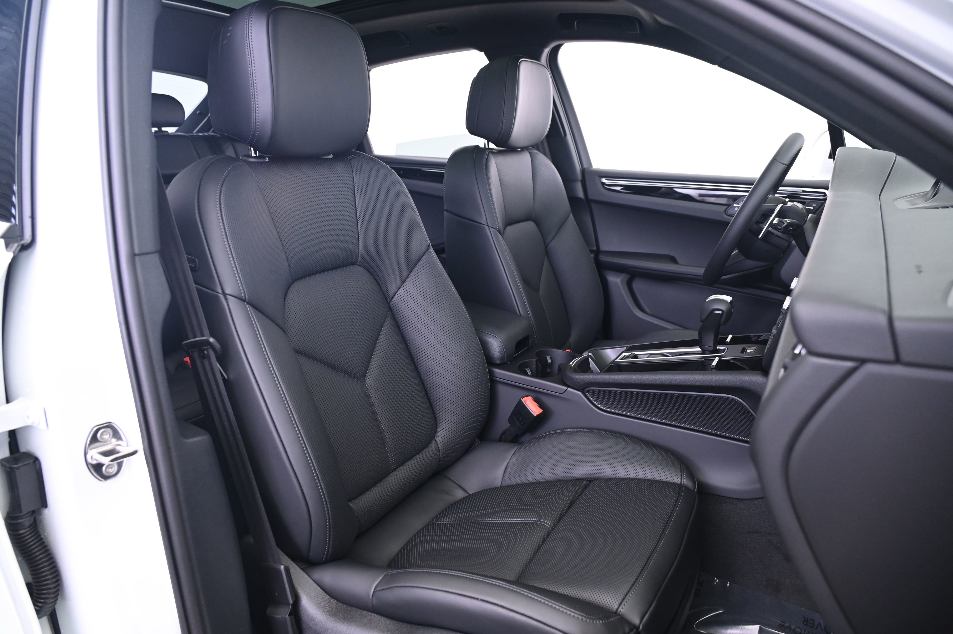 Certified 2025 Porsche Macan image 29