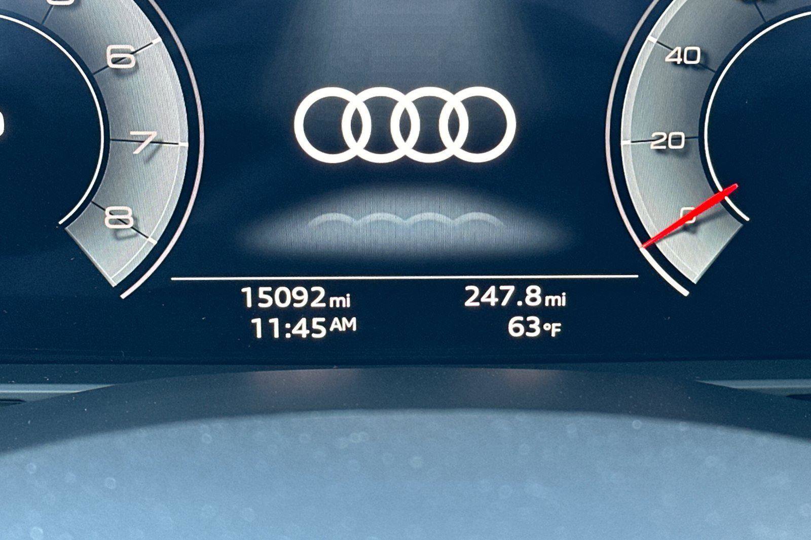 Used 2023 Audi Q8 Premium image 28