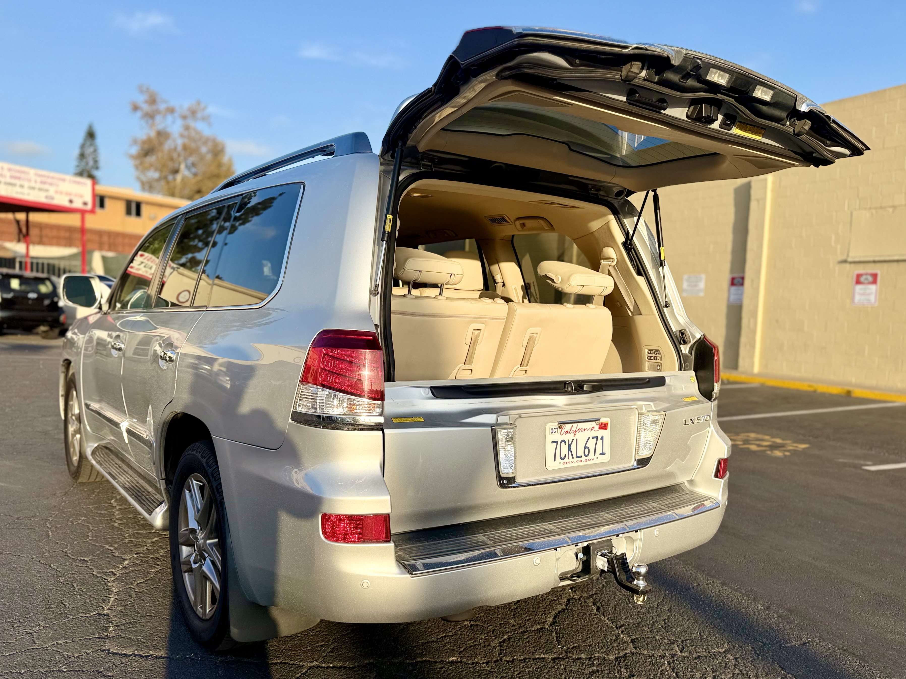 Used 2013 Lexus LX 570 4WD w/ Luxury Pkg image 12