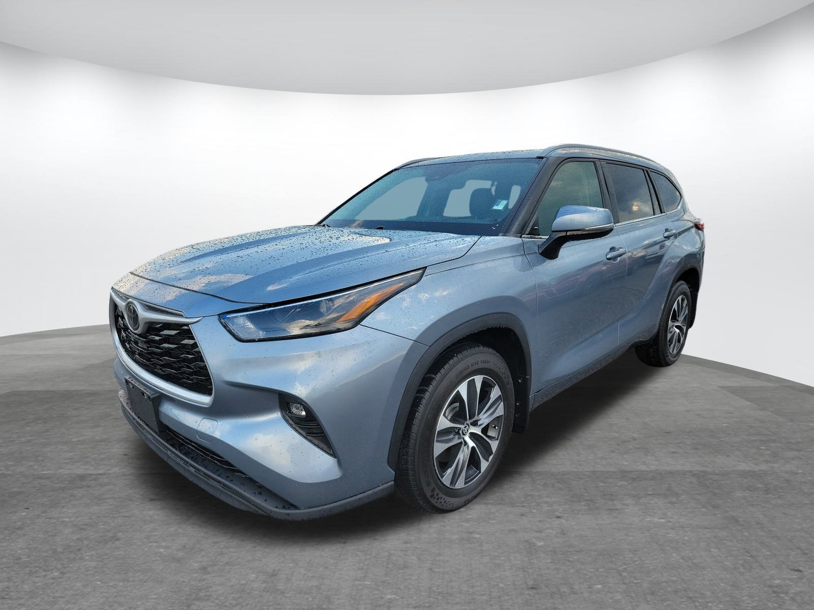 Used 2023 Toyota Highlander XLE image 3