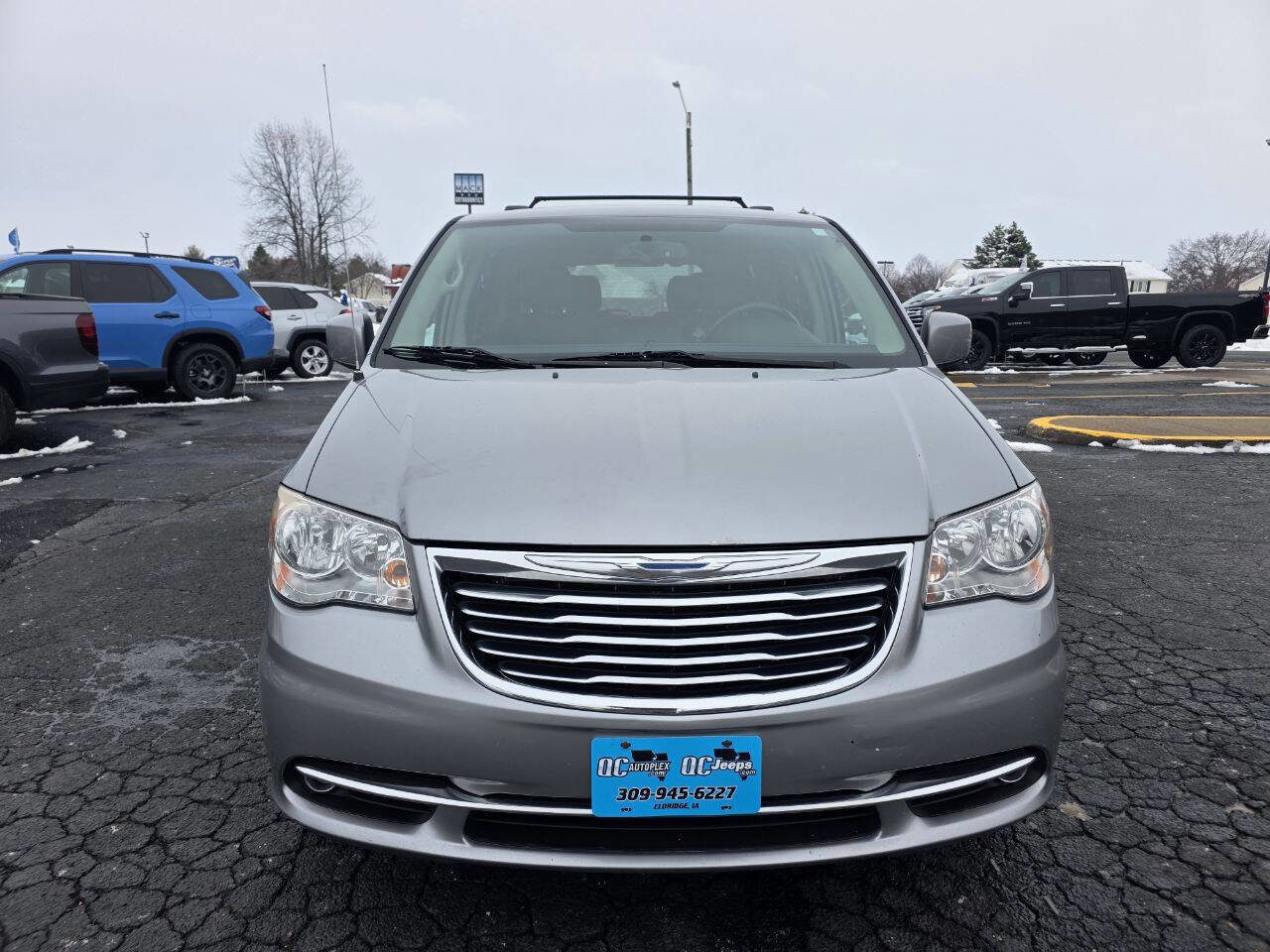 Used 2016 Chrysler Town & Country Touring image 4