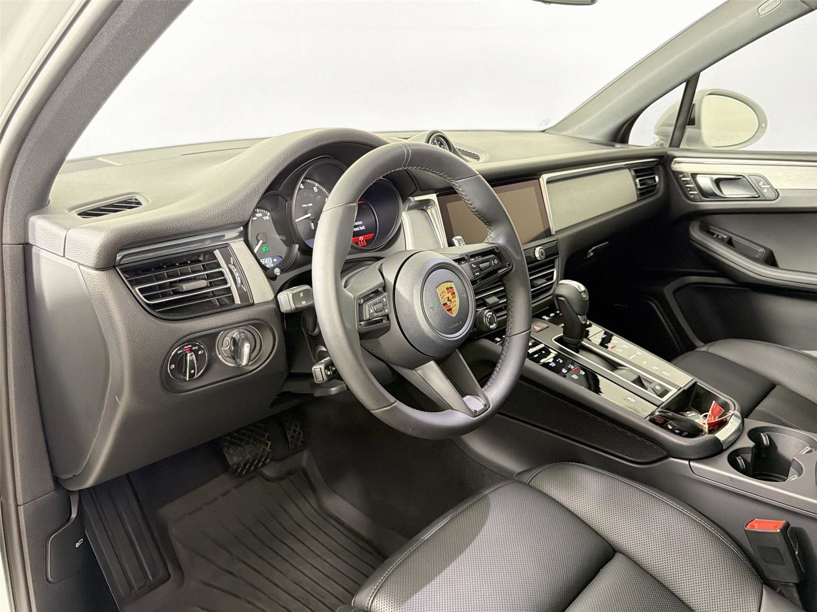 Certified 2026 Porsche Macan Turbo AWD/4WD image 4