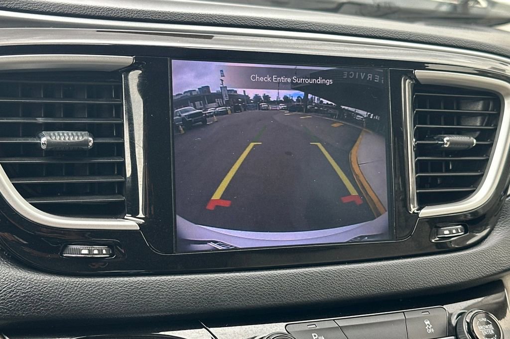 Used 2020 Chrysler Pacifica Touring-L w/ Premium Audio Group FWD image 25