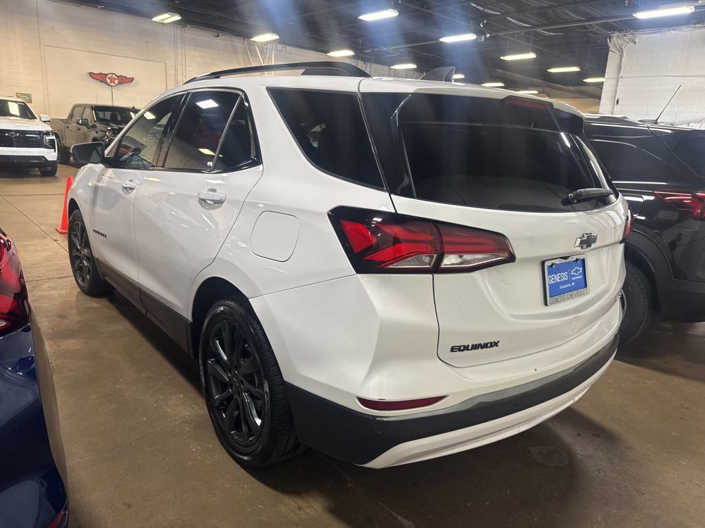 Used 2022 Chevrolet Equinox RS w/ Infotainment Package image 2