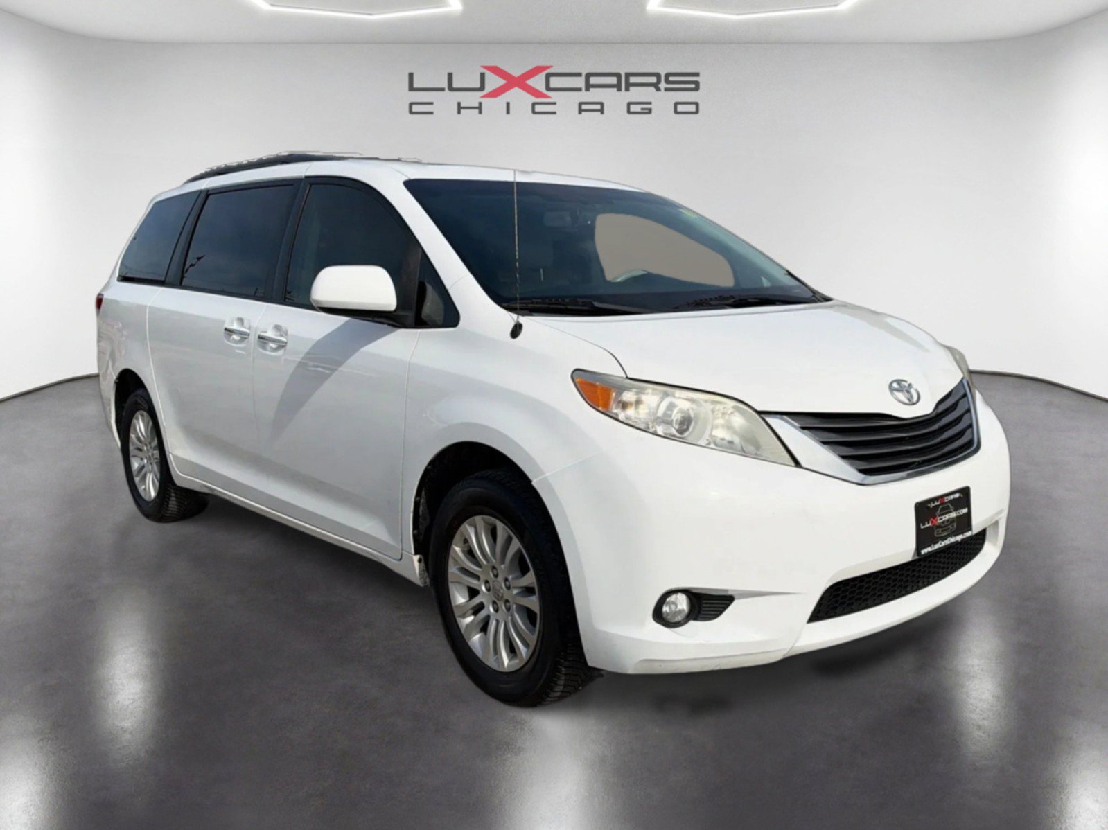 Used 2014 Toyota Sienna XLE FWD image 1