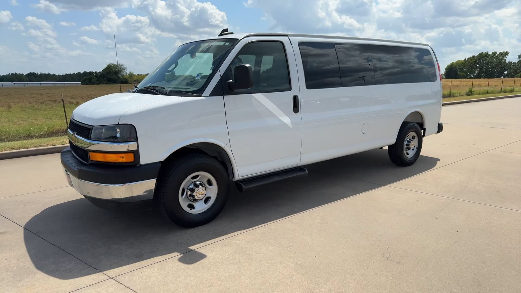 Used 2025 Chevrolet Express 3500 LT w/ LT Preferred Equipment Group RWD image 5