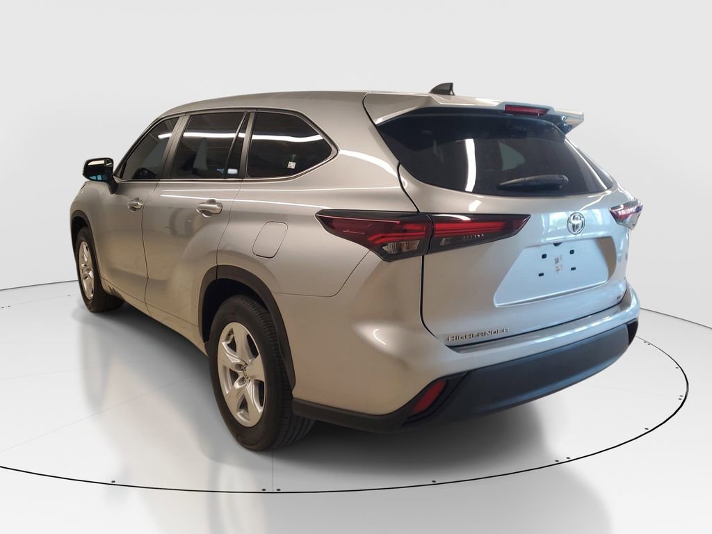 Used 2024 Toyota Highlander LE image 5