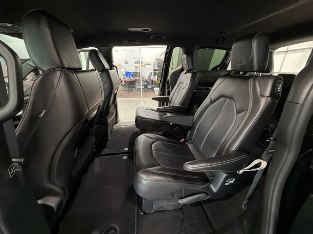 Used 2025 Chrysler Pacifica Select FWD image 12
