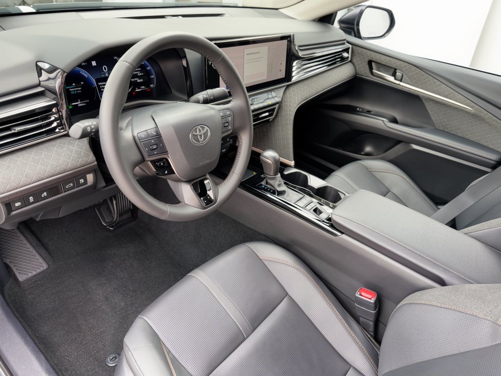 Used 2025 Toyota Camry XLE FWD image 4