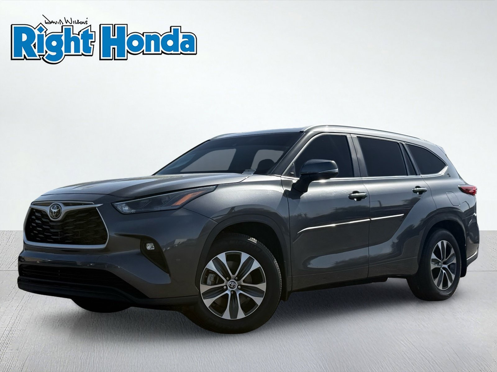 Used 2023 Toyota Highlander XLE FWD image 2