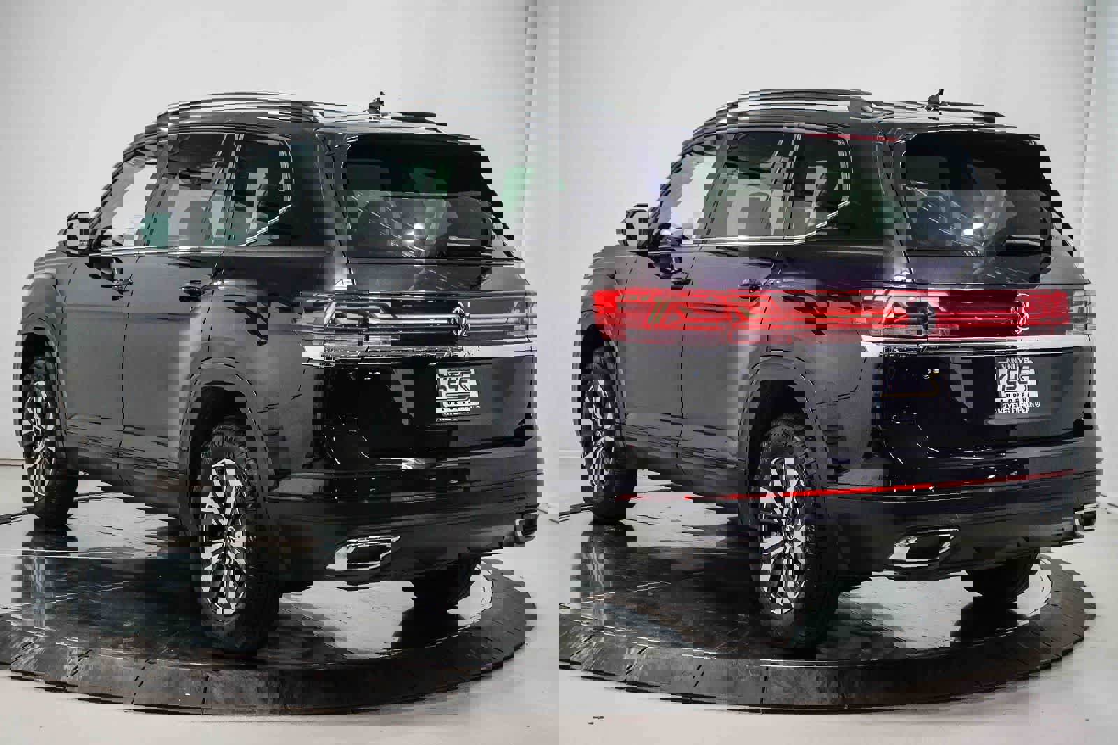 Used 2024 Volkswagen Atlas SE image 2