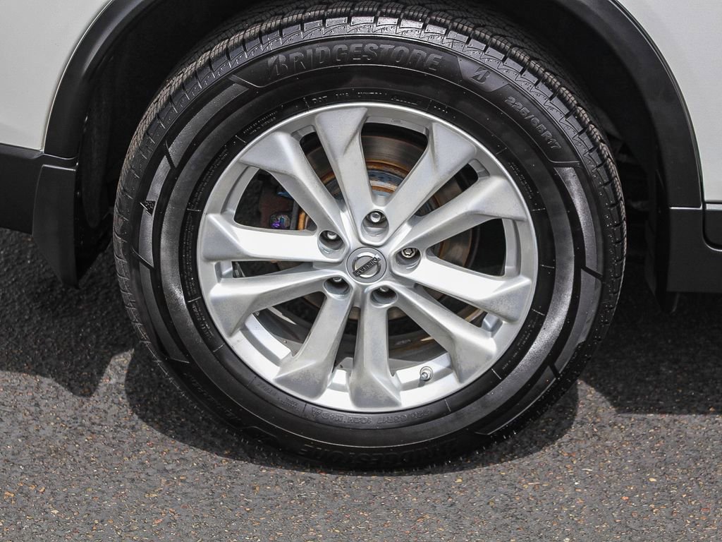 Used 2014 Nissan Rogue SV w/ SV Family Package image 12