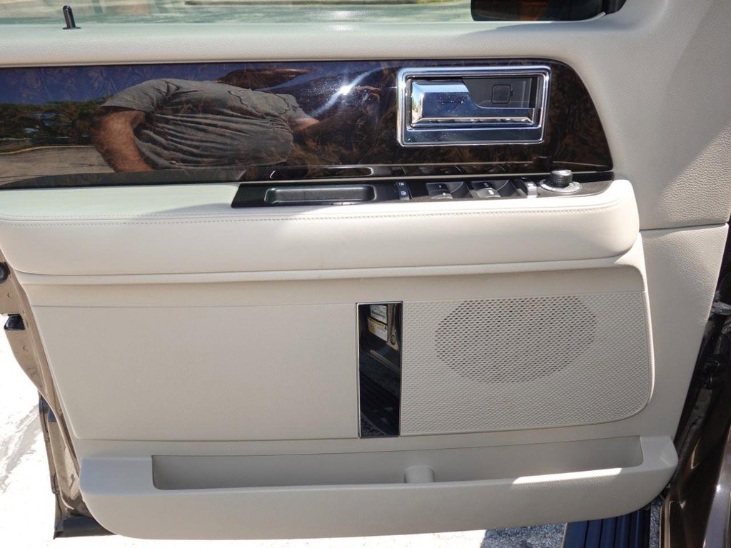 Used 2016 Lincoln Navigator L Select image 18