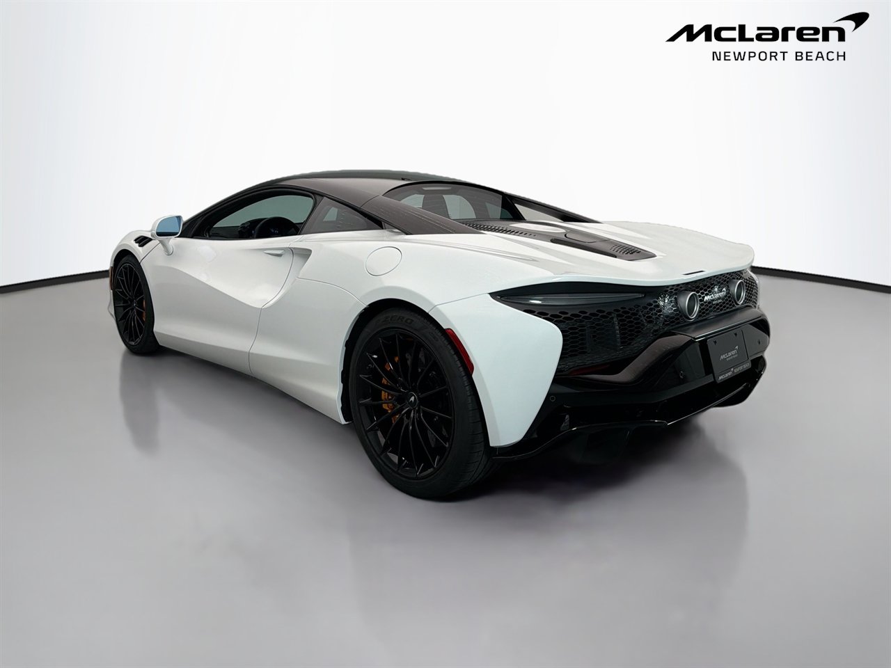 Used 2025 McLaren Artura RWD image 22