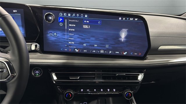 Used 2025 Chevrolet Traverse LT image 17