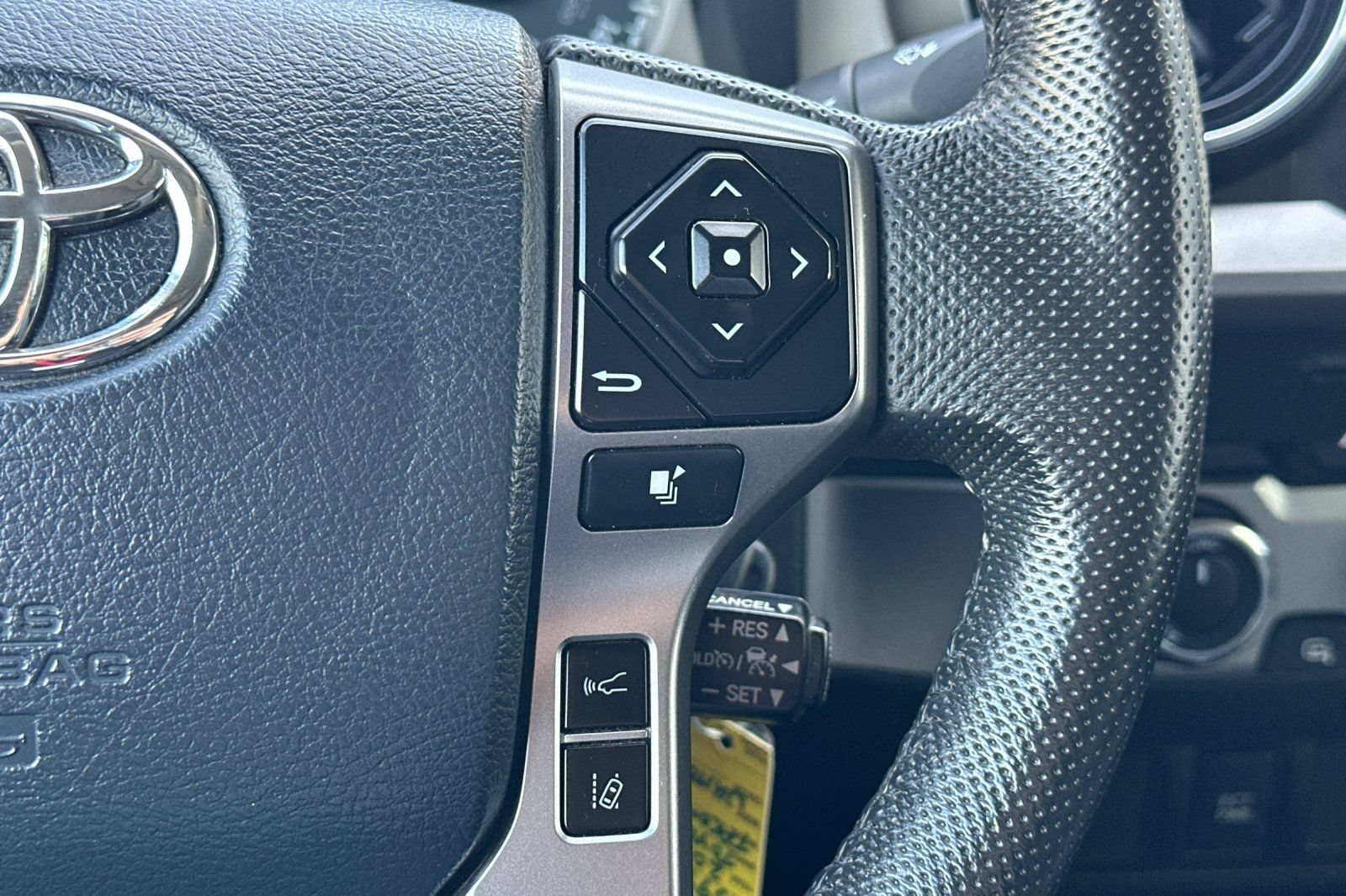 Used 2020 Toyota Tacoma SR5 AWD/4WD image 30