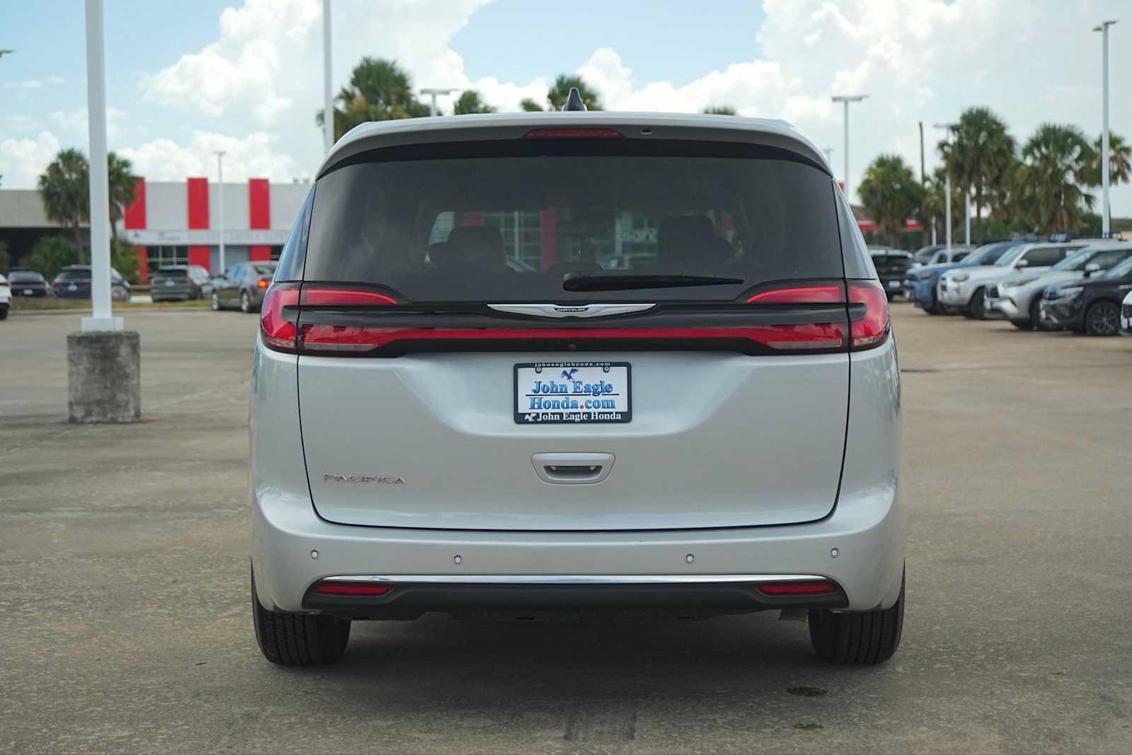 Used 2024 Chrysler Pacifica Touring-L FWD image 5