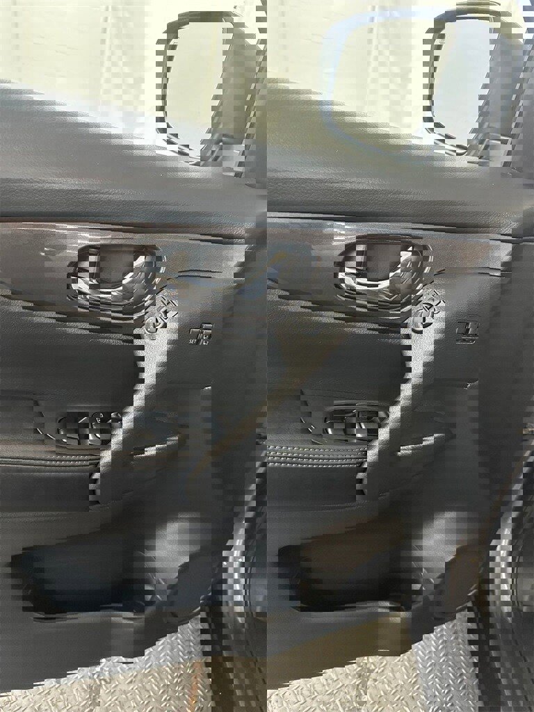 Used 2018 Nissan Rogue SV w/ Sun & Sound Touring Package image 9