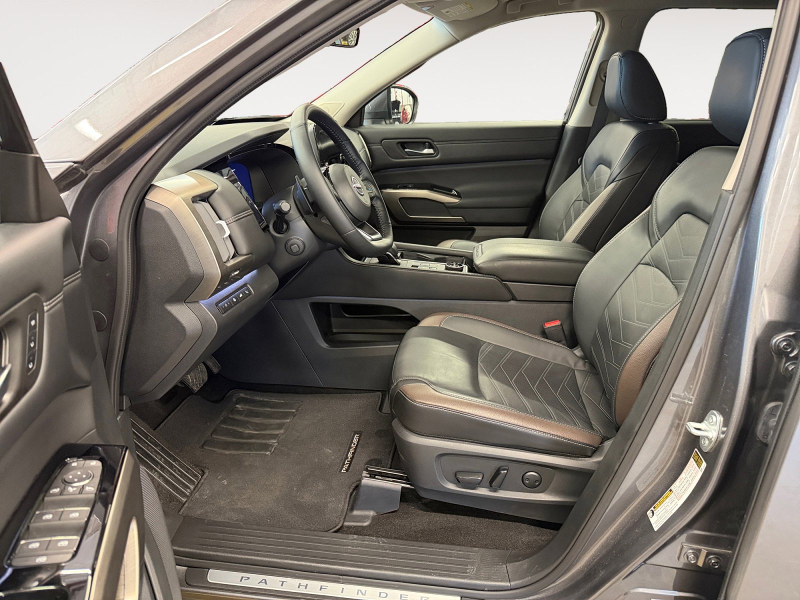 Used 2024 Nissan Pathfinder Platinum w/ Cargo Package image 26