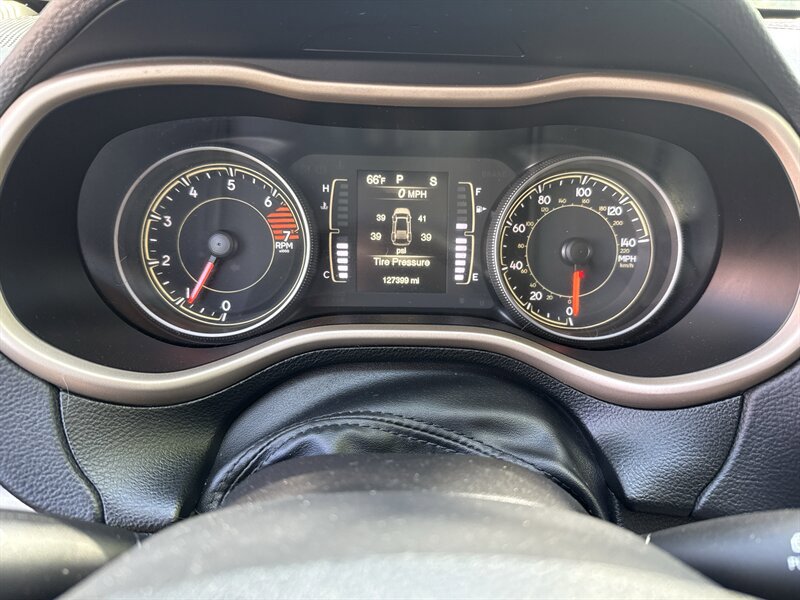 Used 2018 Jeep Cherokee Latitude w/ Cold Weather Group AWD/4WD image 36