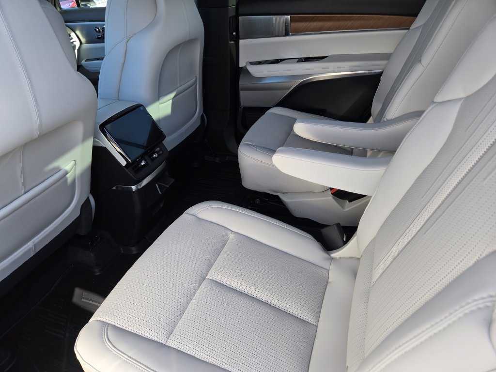 New 2027 Cadillac Vistiq Sport w/ LPO, Trailering Package AWD/4WD image 19