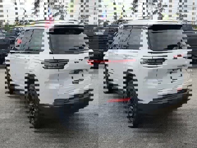 Used 2023 Jeep Grand Cherokee L Laredo image 5