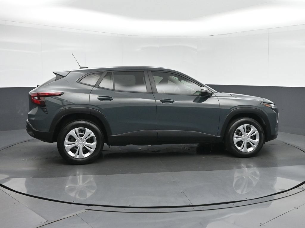 Used 2025 Chevrolet Trax LS FWD image 8