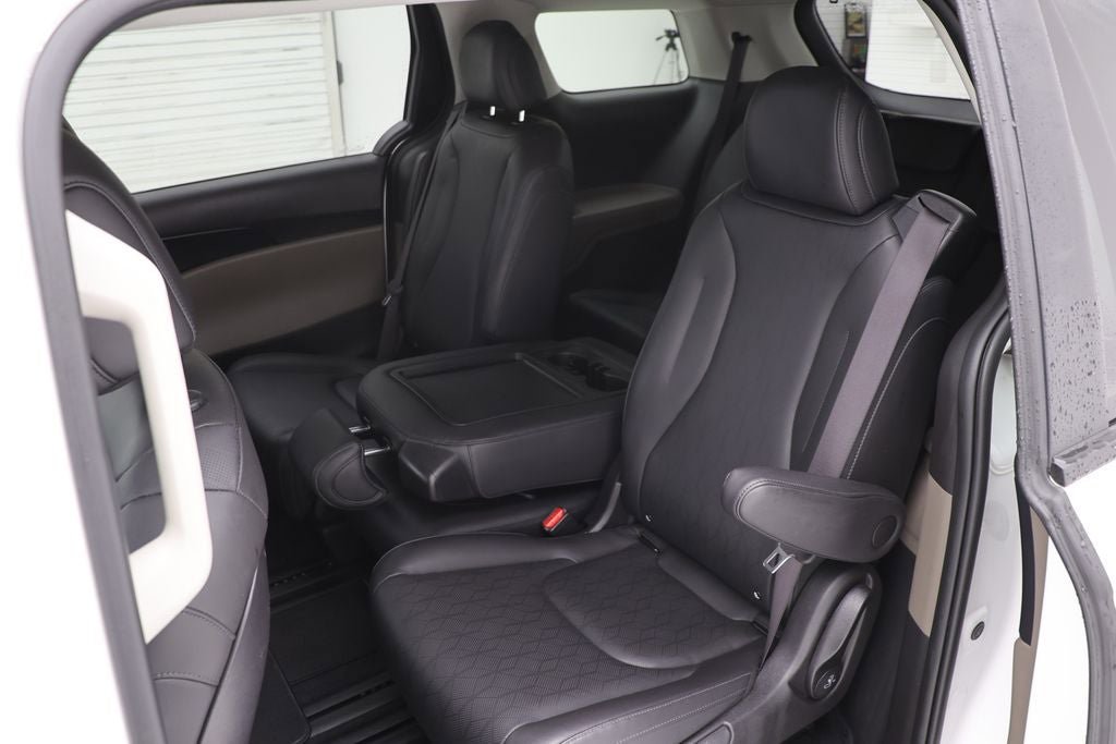 Used 2025 Kia Carnival FWD image 10
