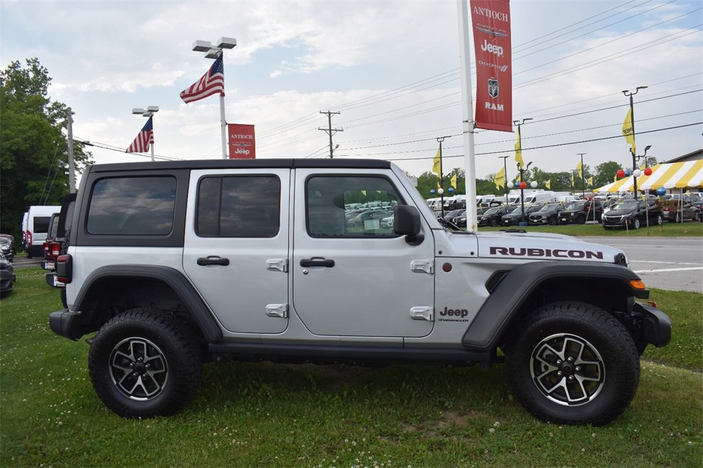 Used 2024 Jeep Wrangler Unlimited Rubicon w/ Technology Group image 9