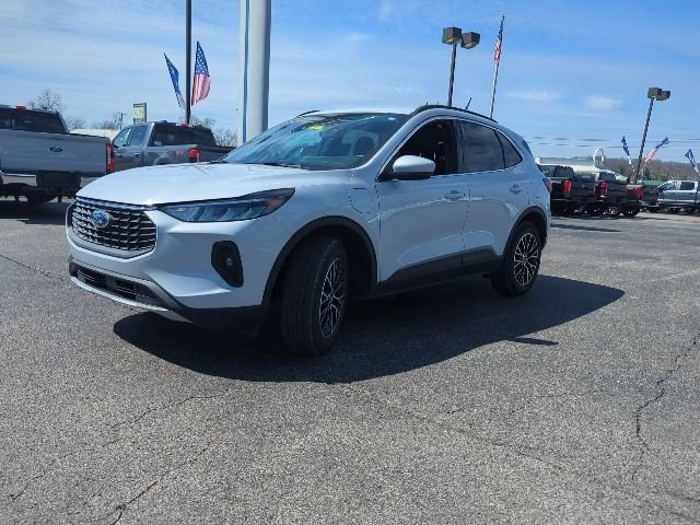 Used 2025 Ford Escape SE image 4