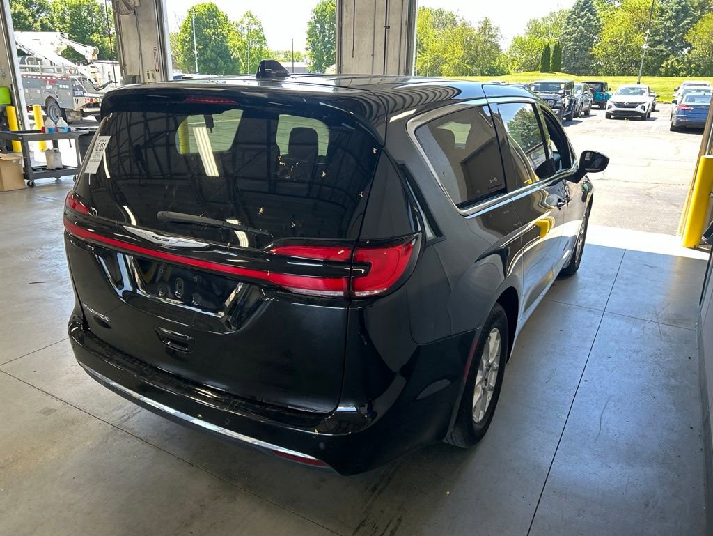 Used 2025 Chrysler Pacifica Select FWD image 6