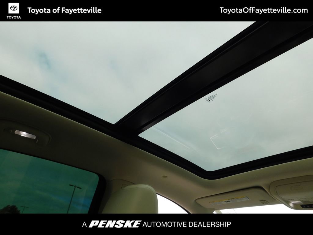 Used 2017 Cadillac XT5 Luxury w/ Driver Awareness Package image 6