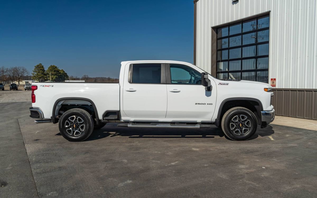 Used 2026 Chevrolet Silverado 2500 LT image 2