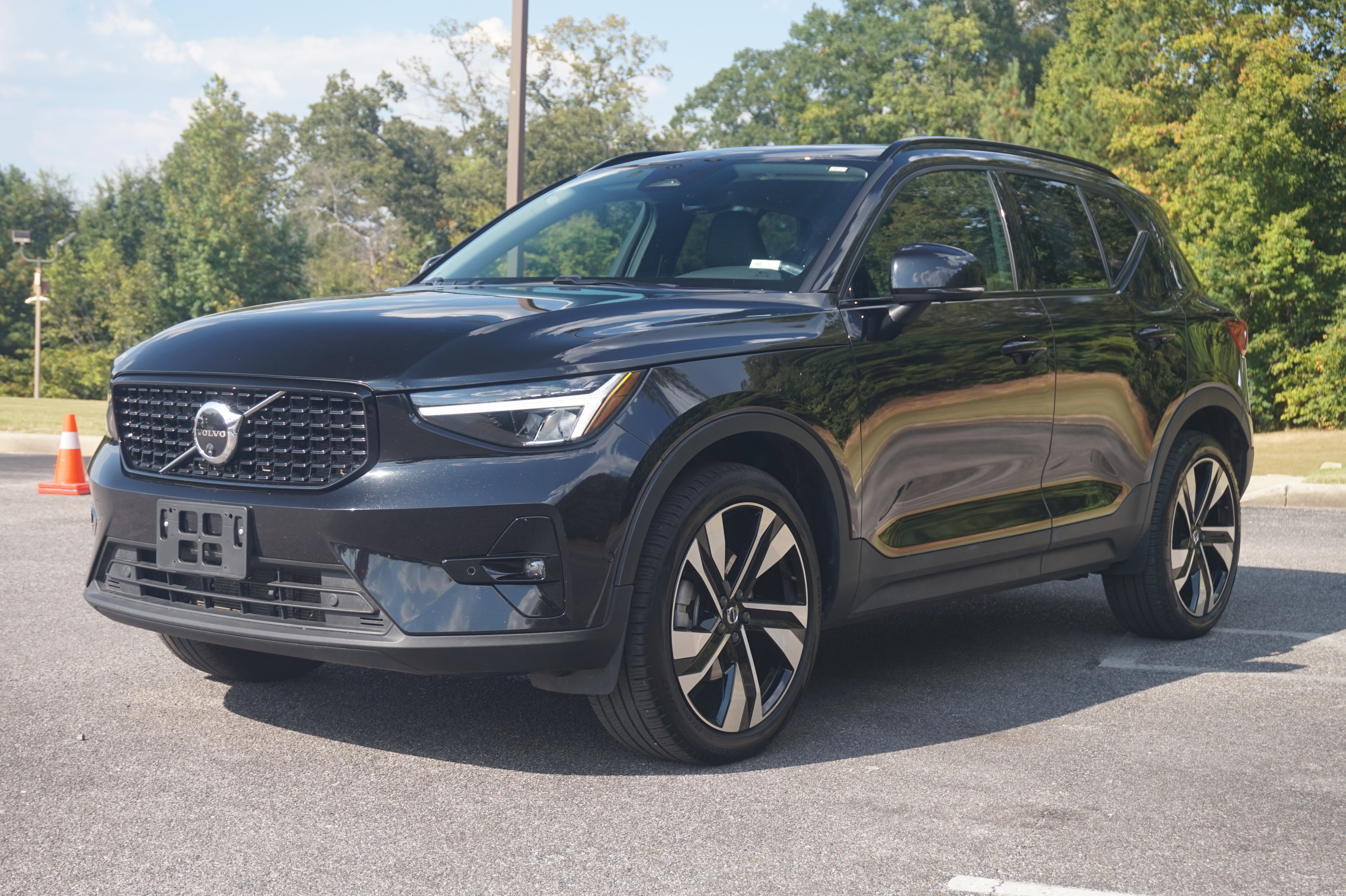 Used 2025 Volvo XC40 B5 Plus image 5