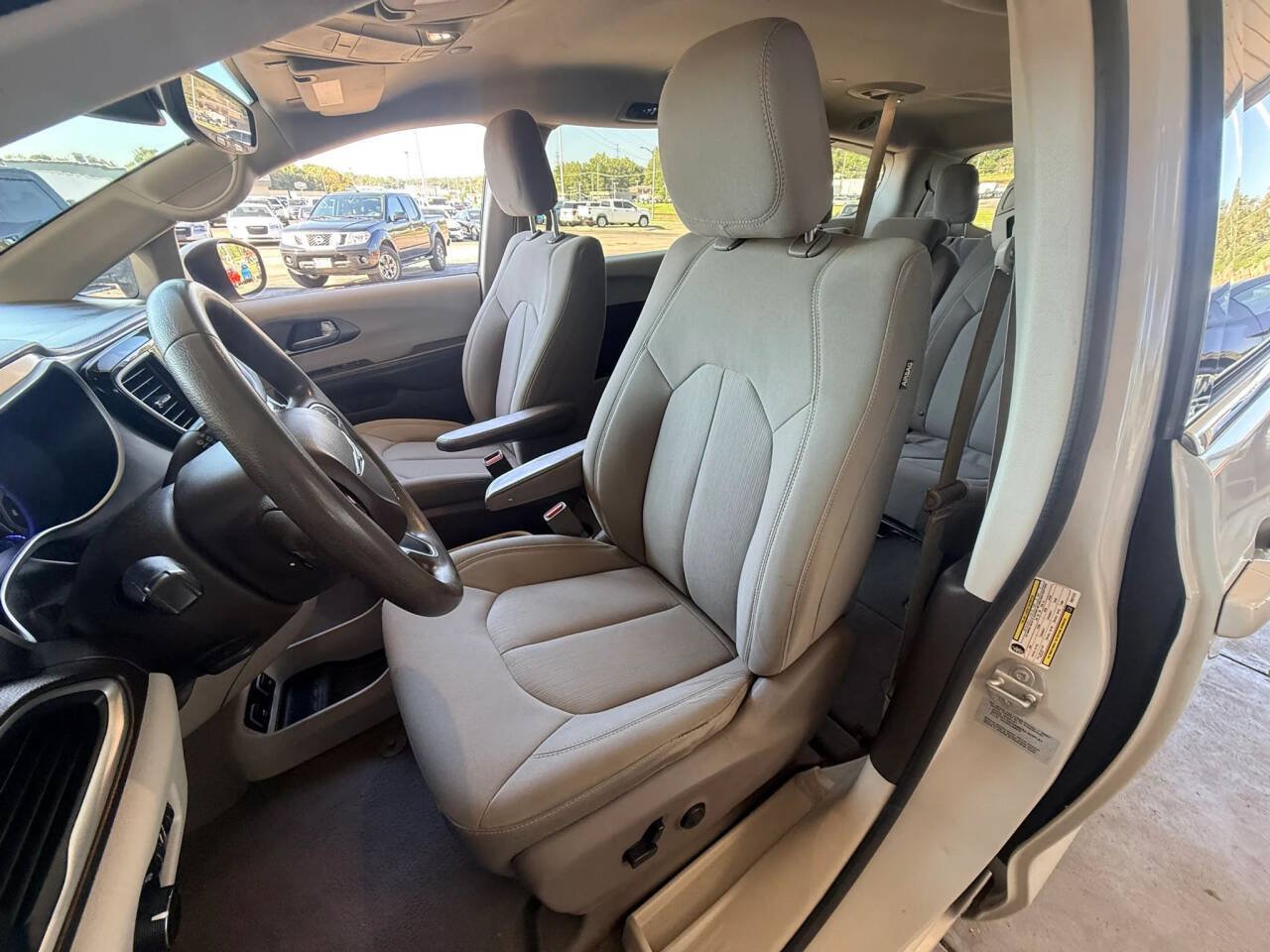 Used 2017 Chrysler Pacifica Touring FWD image 18