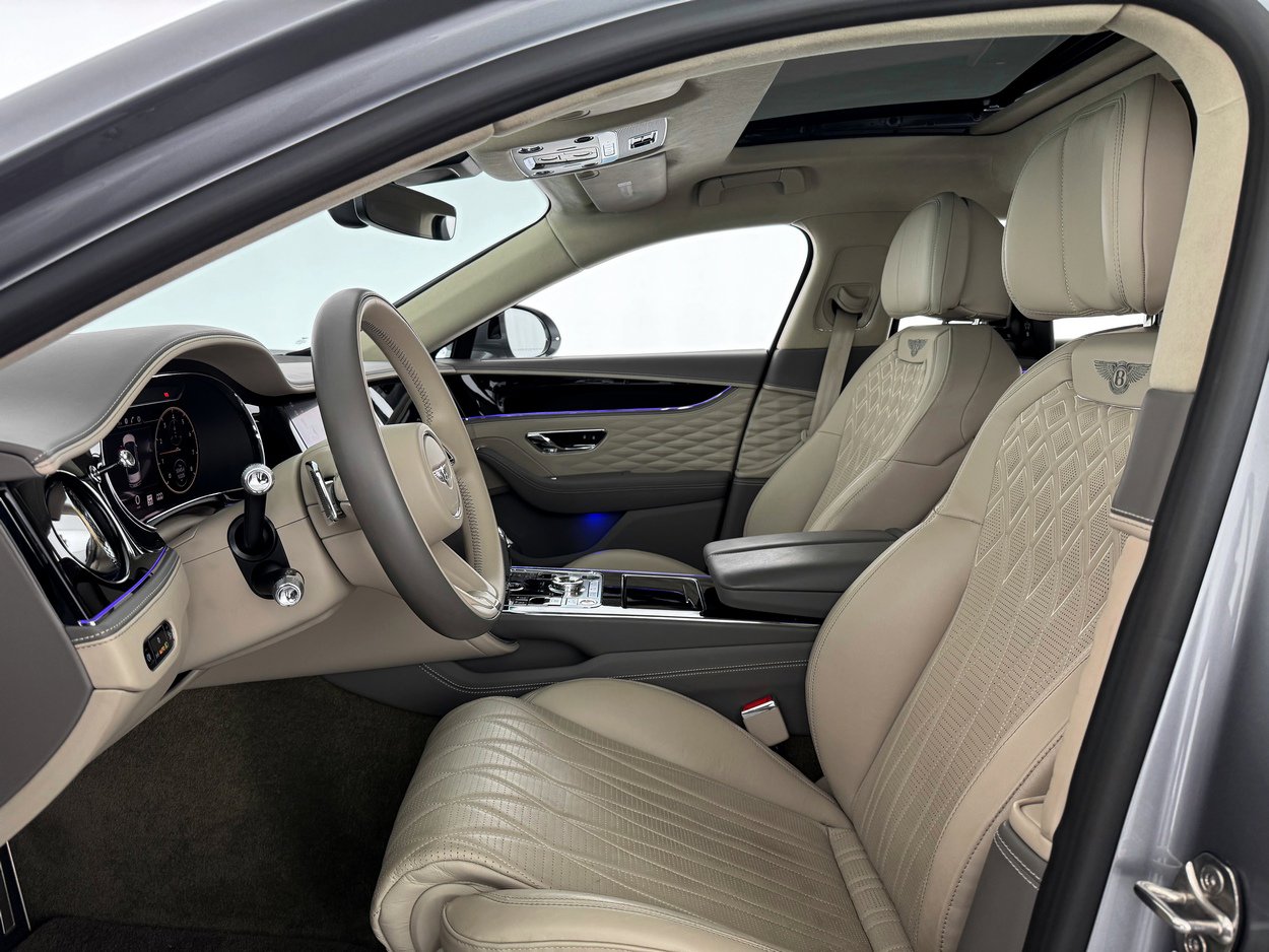 Used 2023 Bentley Flying Spur Azure image 17