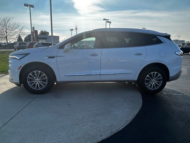 Used 2024 Buick Enclave Essence image 2