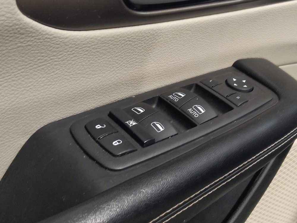 Used 2022 Chrysler Voyager LX image 27