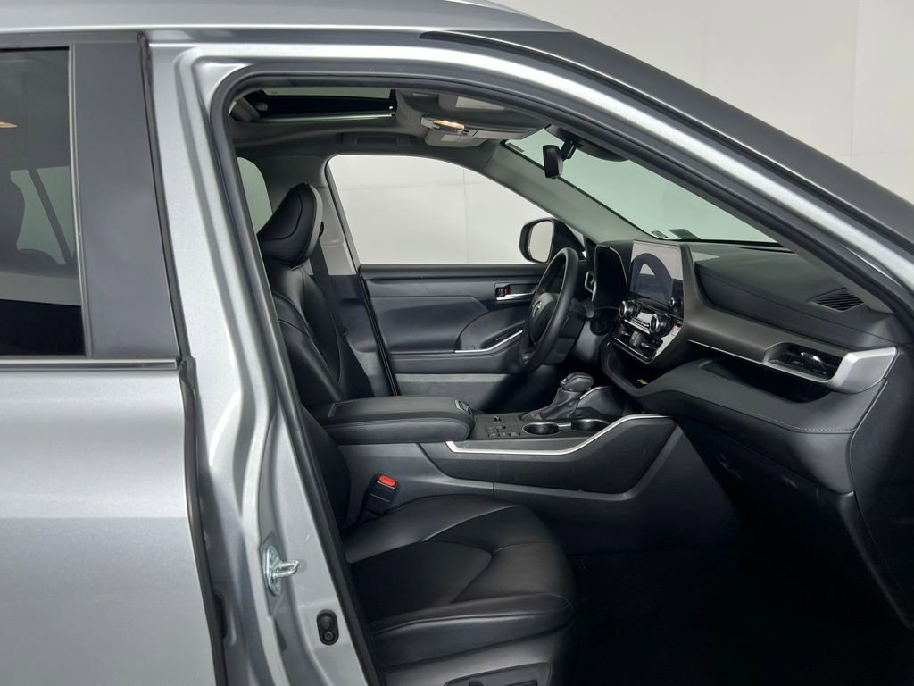 Used 2024 Toyota Highlander XLE image 32