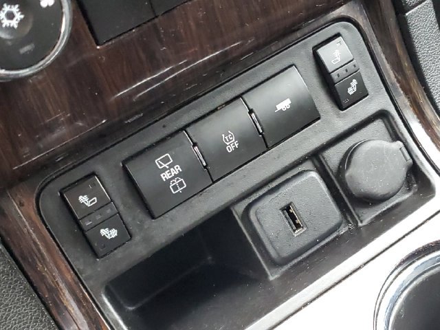 Used 2015 Chevrolet Traverse LT w/ Style and Technology Package FWD image 17