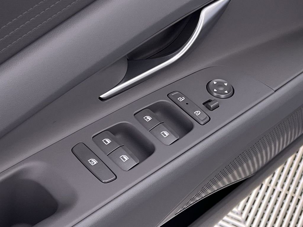 Used 2025 Hyundai Elantra SE image 15