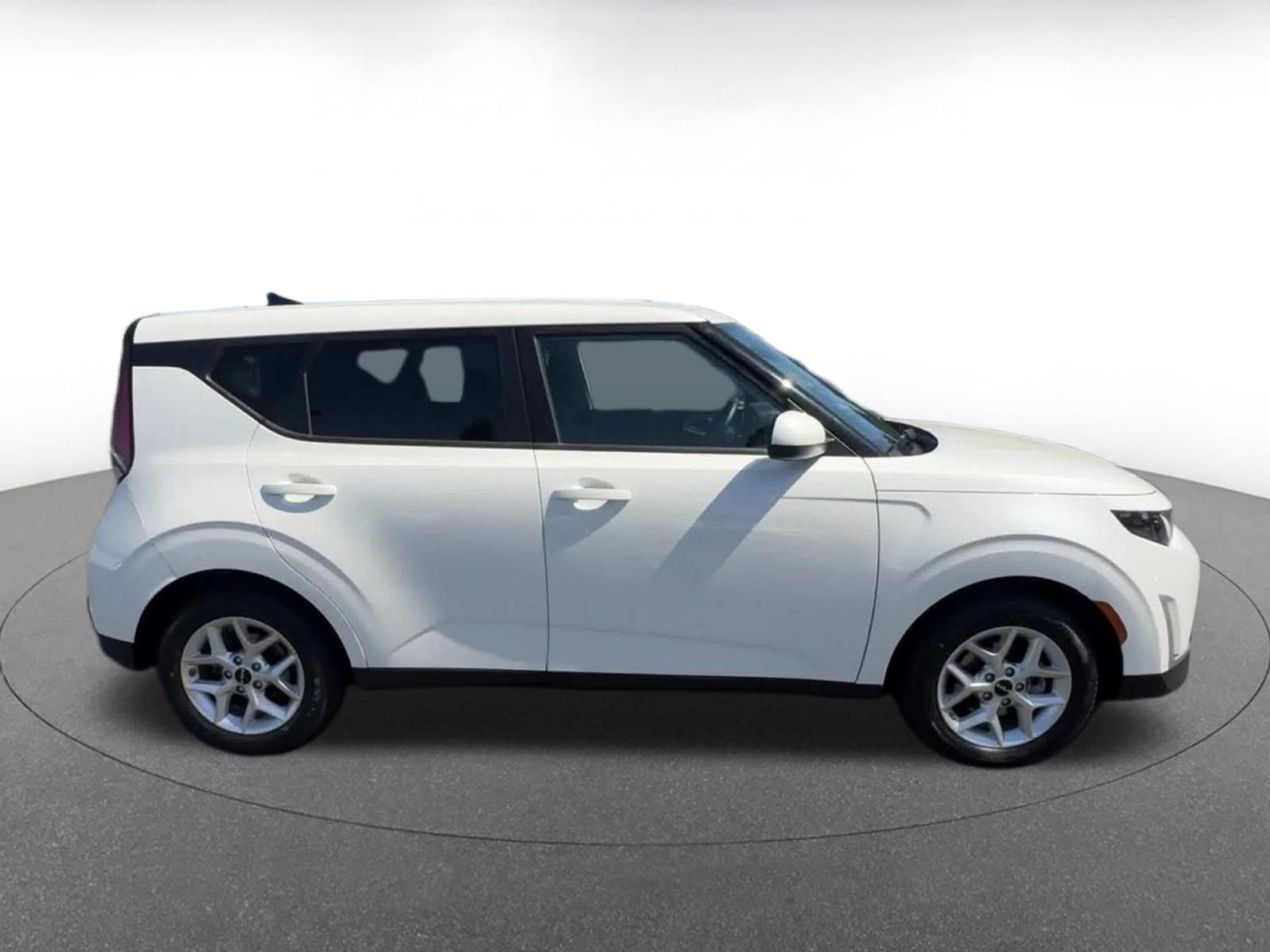 Used 2025 Kia Soul LX w/ LX Technology Package FWD image 16