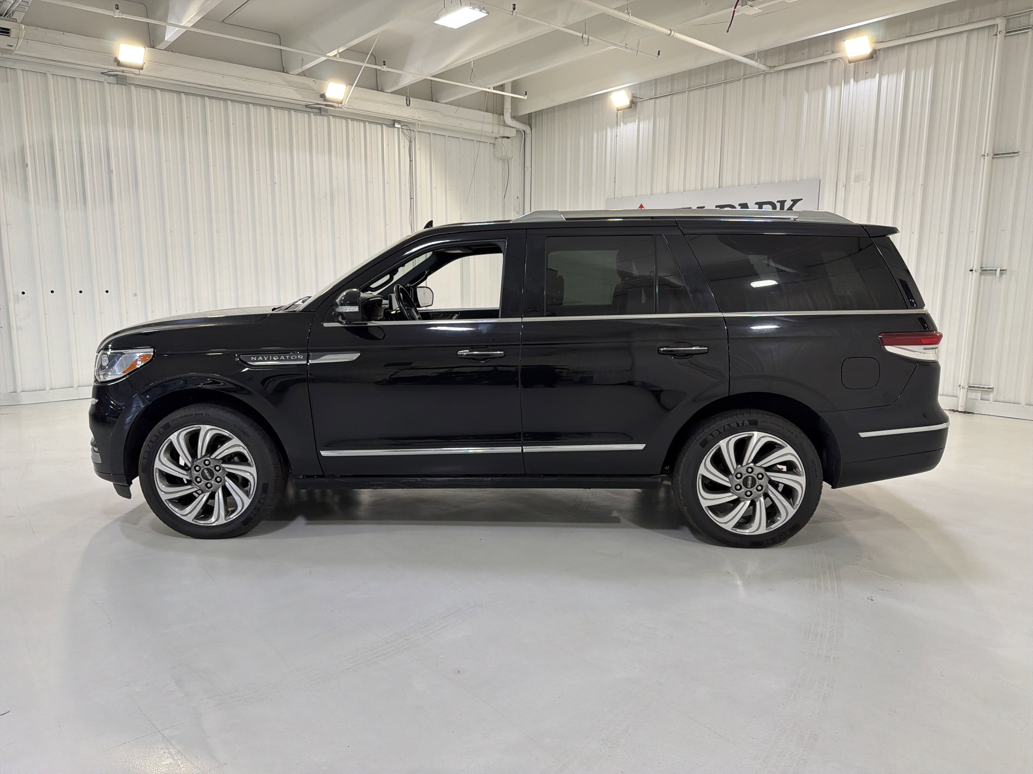 Used 2023 Lincoln Navigator Reserve AWD/4WD image 2