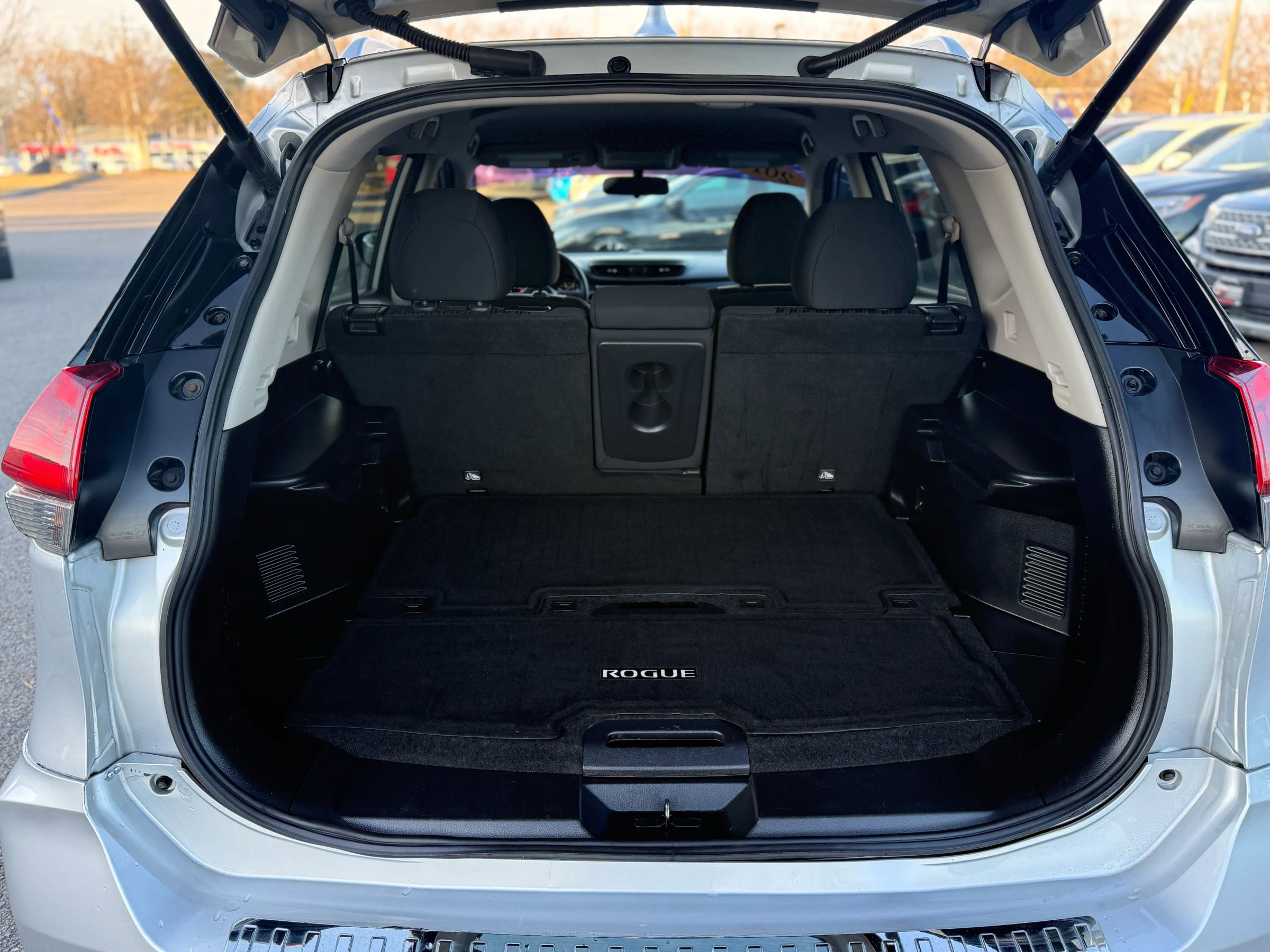 Used 2018 Nissan Rogue SV FWD image 8